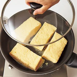 ごく弱火で蒸し焼きにすることで、パンにじんわり火が通り、ふわふわの食感に仕上がる。 
