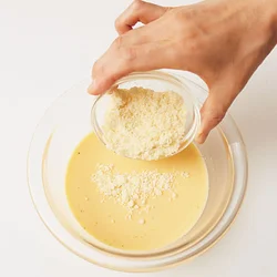 卵液に粉チーズを加えるのがポイント。パンとの相性がよく、コクや塩味が加わる。