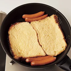 パンは、ソーセージと一緒に焼くことで独特の風味が移り、味の一体感が増す。