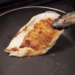 表面をしっかり焼き、肉のうまみを閉じ込める