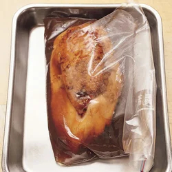 袋に煮汁ごと入れてゆっくり味を含ませ、しっとりした仕上がりに