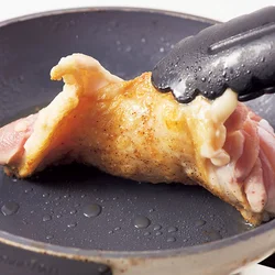 とり肉は出た脂をペーパータオルで拭き取りながら、皮目だけをこんがりと焼く。こうすることで、うまみが増し、野菜と煮たあとにも食べごたえが残る。