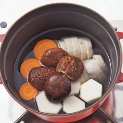 野菜は下ゆでしたものを具材ごとに分けて煮る。里いもの粘りがほかの野菜に移らず、野菜どうしの味も混ざりにくい。また、盛り合わせるときにもラクに。