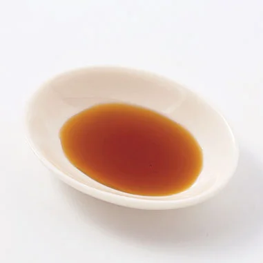 煮ものを色よく仕上げたいときには、色のうすい、うす口しょうゆを使って。煮もののほか、素材の色を生かしたい料理には便利なので、和食をよく作る人はぜひ常備して。