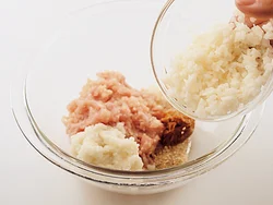 れんこんは半分はみじん切り、半分はすりおろして加えると、たねがふんわりし、食感も楽しめる。