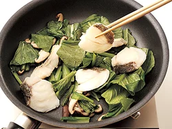 たらはくずれやすいので先に焼き、野菜を炒めたあとに戻し入れるときれいに仕上がる。