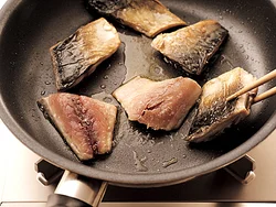 さばは先にフライパンで焼き色がつくまで焼く。こうすると、こうばしい仕上がりになる。