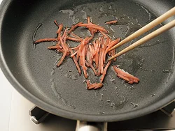 紅しょうがは最初に香りが立つまで炒めると、酸味がとんでほかの食材になじみやすくなる。