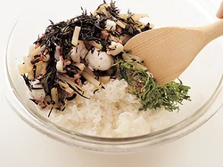 炒めた具材、セロリの葉、ご飯を混ぜ合わせる。具材のうまみをご飯が吸っておいしい。