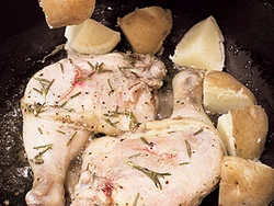 蒸し焼きで肉に火が通ったところで、塩ゆでしたいもを加え、一緒に色よくカリッと焼き上げる。