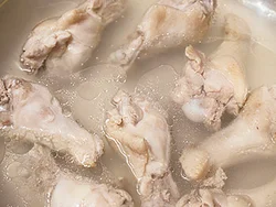 弱火でじっくり下ゆでしたら火を止めて、さます。肉の中まで火が入り、ふっくらに。