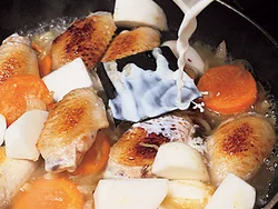 具材と粉、バターを炒めたあとに牛乳を加える。だまにならないように弱火で混ぜながら煮る。