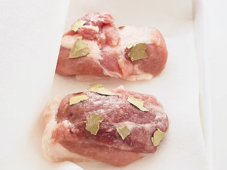 ペーパーに包んで肉の臭みをとる
