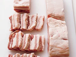 豚バラ肉は繊維を断つようにスライス