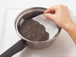 豆が煮汁から出ないように、厚めのペーパータオルで落としぶたをする。厚手のものでないと破けてしまうので、注意。