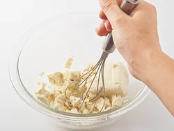あえごろもは口当たりのなめらかさが命。泡立て器を使ってすり潰し、かたまりをなくすようにして。