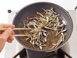 煮汁がカラメル状になったら火を止め、素早く煮干しを加えてさっとあえる。時間がたつと固まってしまうので注意する。