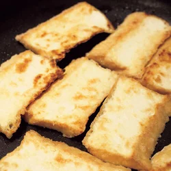 小麦粉をまぶしておくとフライパンで焼いたときにこうばしく仕上がる