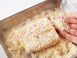 チーズパン粉は、かじき全体にまんべんなくまぶしつける。側面にも手に取ってまぶして。
