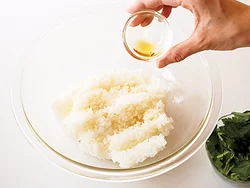 ご飯に塩とごま油を入れると、韓国風味に。具を加える前にごま油を入れると味がなじみやすい。
