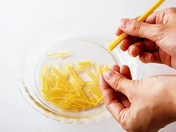 パスタは、あらかじめ2.5〜３cm長さに折っておく。数本まとめて指先で折ると手早くできる。
