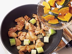かぼちゃは焼いていったん取り出し、肉の色が変わったら戻し入れるとほっくり仕上がる。
