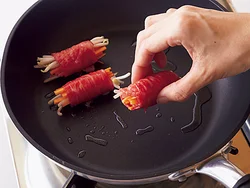 野菜を巻いた牛肉は、最初に巻き終わりを下にして焼くと肉がばらけない。
