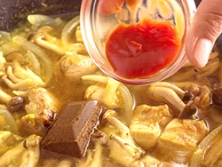 カレールウはカロリーが高いので、２人で１人分に。その分、カレー粉やケチャップ、香味野菜をプラス。