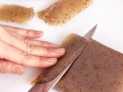 こんにゃくは薄いそぎ切りにして、肉の厚みや形に近づける。下味もつきやすくなる。