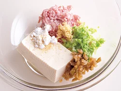 肉が少ない代わりにザーサイを細かく刻んで味出しに。食感のアクセントにも。塩抜きせず、そのまま刻んでOK。