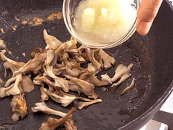 肉汁や残った油を生かし、玉ねぎなどを加えてソースにすると、カロリー控えめでもコクが出る。
