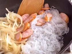 パスタの量は２人で１人分。その分しらたきを加える。炒めて適度に水分をとばし、調味料をしっかりからめる。