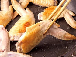手羽先は煮る前に表面をこんがり焼きつけておくと、こうばしい香りが加わって、スープのうまみがさらに増す。