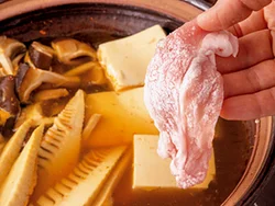 豚肉は脂が少ないもも肉を使ってカロリーオフ。片栗粉をまぶして加えると加熱してもパサつかず、やわらかく仕上がる。