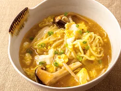 中華麺＋溶き卵でまろやか酸辣湯麺風に