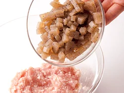 低カロリーのこんにゃくを混ぜてかさ増し。先にひき肉、塩、水を練り混ぜ、粘りが出たところにこんにゃくを混ぜるとなじみやすい。