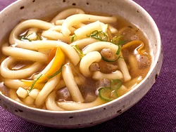 うどんはざく切りにしてよくかんで食べると満足度◎