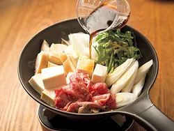 焼いた肉を食べてからわりしたを注いで