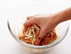 肉を漬けだれに漬け込んだところにもやしも加えてから炒めると、味のなじみがよくなる。