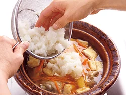 鍋には火の通りにくいものから入れて煮ていく。大根おろしは汁をきって加える。