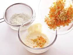 タルタルソースは混ぜむらができないように、調味料を混ぜたところに、野菜を加える。好みで練りがらしを加えても。
