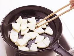 大根が透き通って、少し焦げ目がつくくらいまで炒めてから豚肉を加えるとこうばしさが増す。