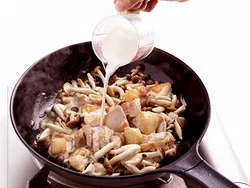 とり肉にこんがり焼き色をつけたところに煮汁を加えると、煮込んだときにうまみが増す。