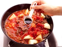 かくし味でウスターソースを加えて煮込むと、ご飯になじみやすい味つけになる。