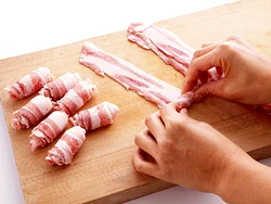 豚肉は端からきっちりと巻く。巻き方がゆるいと、煮ている途中で広がることがあるので注意。