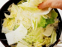 白菜ではるさめをサンドするように重ねると、白菜の水分ではるさめをもどせる。