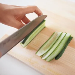 【きゅうりはパンの長さに揃えて切る】 パンときゅうりの長さを揃えておくと、パンにはさみやすくなる。口当たりもよくおいしいサンドイッチに。