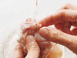 とり肉についた血や骨のかけらが鍋に入ると口当たりが悪い。ゆでて洗い、取り除く。