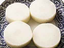 大根は、電子レンジで加熱して余分な水分を抜く。こうするとしっかり味が入る。