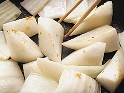 大根、白菜は煮る前に焼くことでこうばしさが加わり、また、短時間でやわらかく煮える。